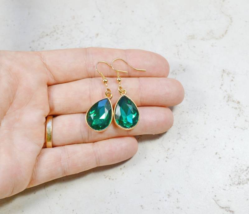 Smaragdgrüne Tropfen-Ohrringe Gold Strasssteine, Vintage Style von TaraFloraStudio