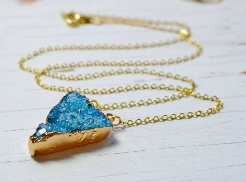 Türkis Blau Und Gold Druzy Anhänger Gold, Eingetaucht Chunky Edelstein Halskette, Dreieck Achat Goldkette Glitzernde Blaue Geode Halskette von TaraFloraStudio
