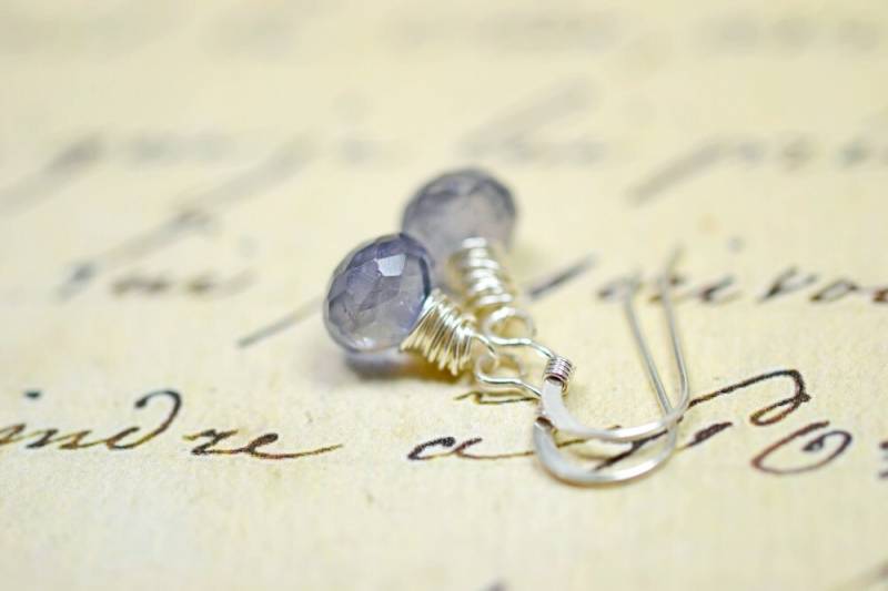 Winzige Blaue Edelstein Ohrringe, Navy Blau Wasser Saphir Schmuck, Sterling Silber Wire Wrap Stein Dangles, Iolite von TaraFloraStudio