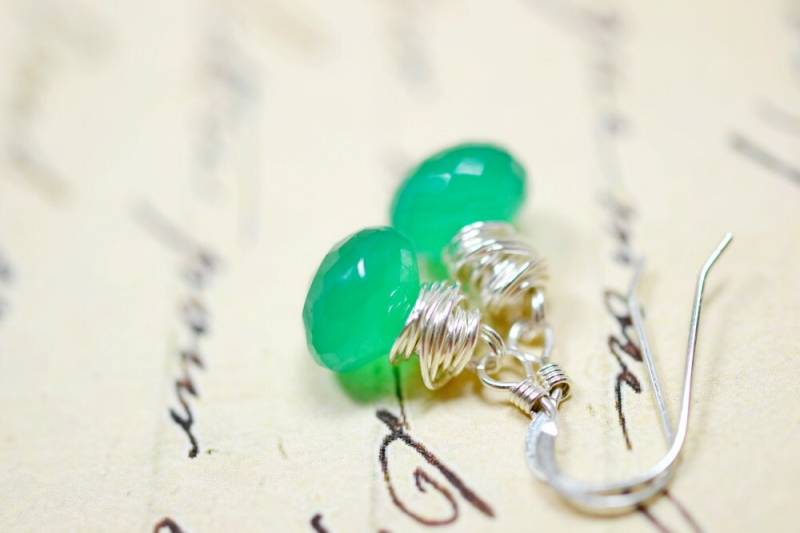 Winzige Grüne Onyx Ohrringe, Smaragd Grün Edelstein Sterling Silber Wire Wrap Schmuck, Zierliche Tropfen Stein Baumelt von TaraFloraStudio