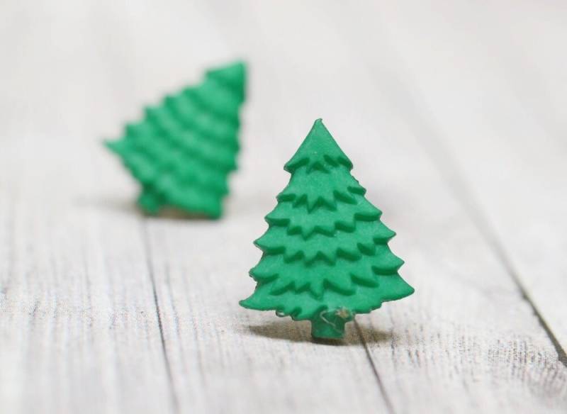 Winzige Grüne Weihnachtsbaum Ohrringe, Winterschmuck, Weihnachtsschmuck, Pine Trees Dezember Urlaub Ohrringe von TaraFloraStudio