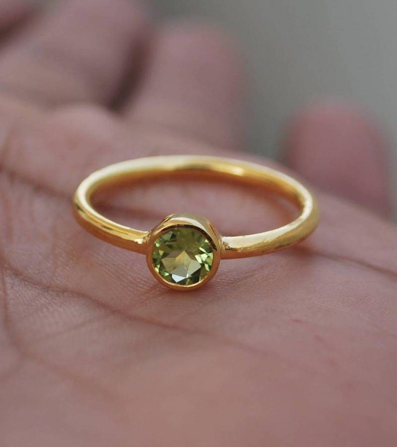 Gold Peridot Ring Zierlicher Solitär Ring, Versprechen August Geburtsstein, Grüner Edelstein Alltags Mini Ring von Tarageminternational