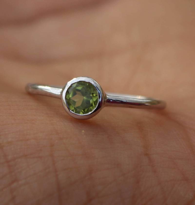 sterling Silber Peridot Ring Rundschliff Birthstone Versprechensring von Tarageminternational
