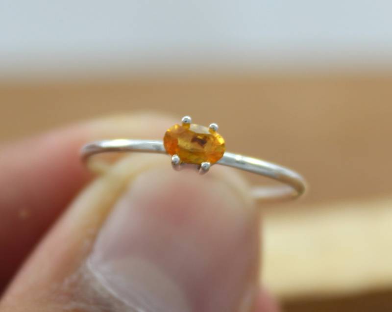 925 Sterling Silber, Natürlicher Oranger Saphir Ring, Oval Orange Edelstein Minimalist Handgemachter September Geburtsstein, Kleiner Versprechen Ring von Tarageminternational