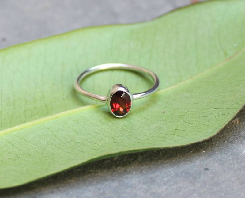 Handgefertigter Ovaler Granatring 925 Sterling Silber Geburtsstein von Tarageminternational