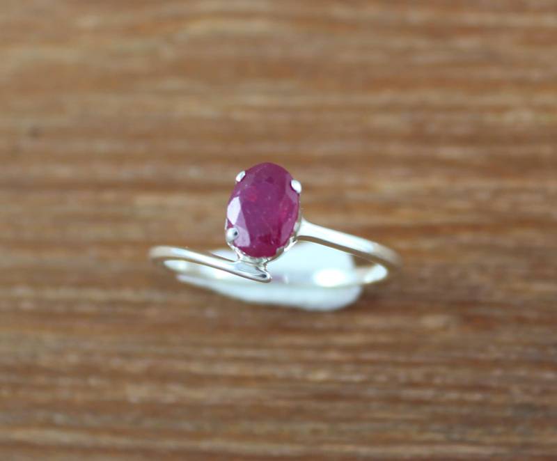Handgemachter 925 Sterling Silber Rubin Ring - Zarte Oval Geburtsstein von Tarageminternational