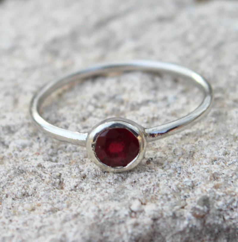 sterling Silber Rubin Ring Versprechensring Im Rundschliff von Tarageminternational