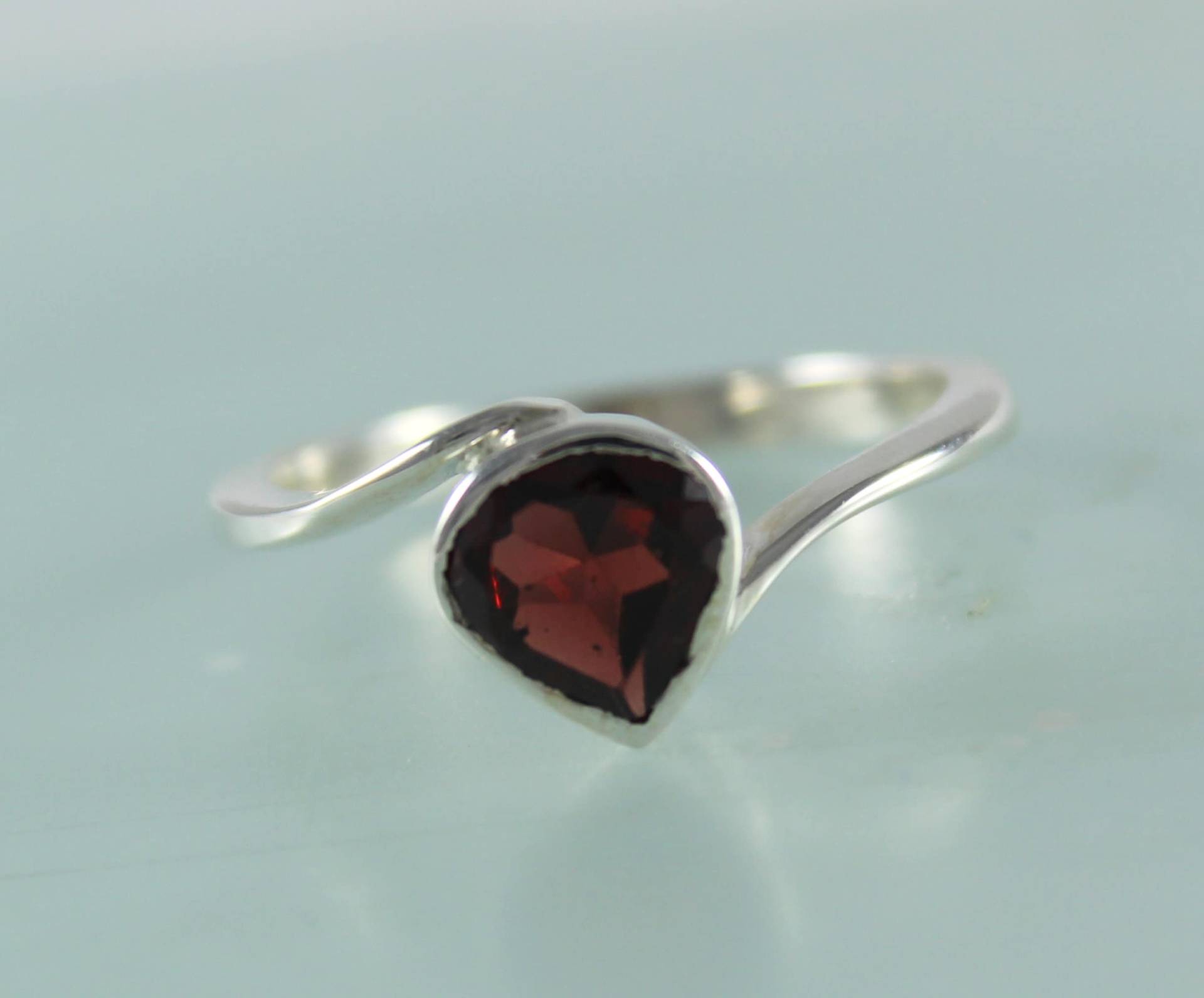 Herz Granat Ring Handgefertigter 925Er Sterling Silber Drehring von Tarageminternational