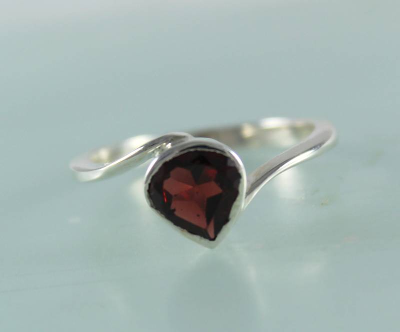 Herz Granat Ring Handgefertigter 925Er Sterling Silber Drehring von Tarageminternational