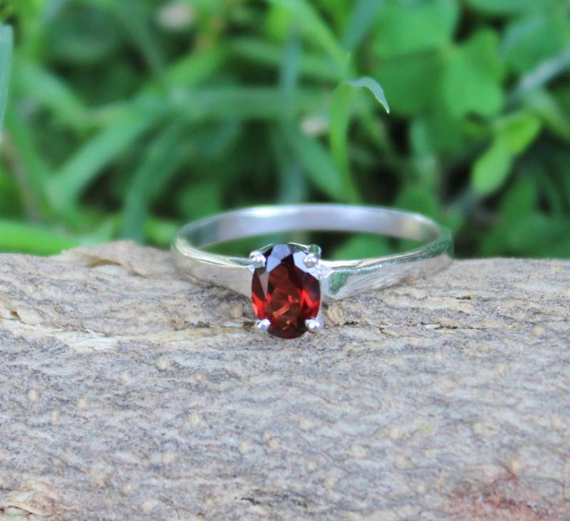 Red Granat Promise Ring Ovaler Edelstein, 925 Sterling Silber von Tarageminternational