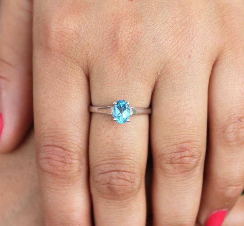 Handgemachter Blautopas-Ring Aus Sterlingsilber Ovaler Geburtsstein-Versprechensring von Tarageminternational