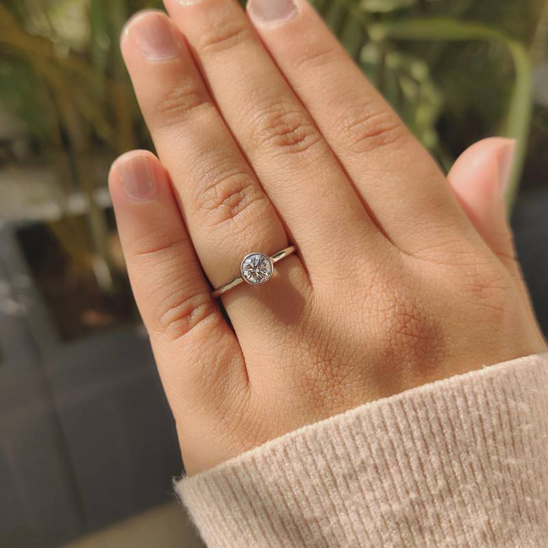Lünette Set Rund Kubikzirkon Ring, Minimalist Zirkon Solitär Handgemachter Sterling Silber Versprechen Verlobungsring von Tarageminternational