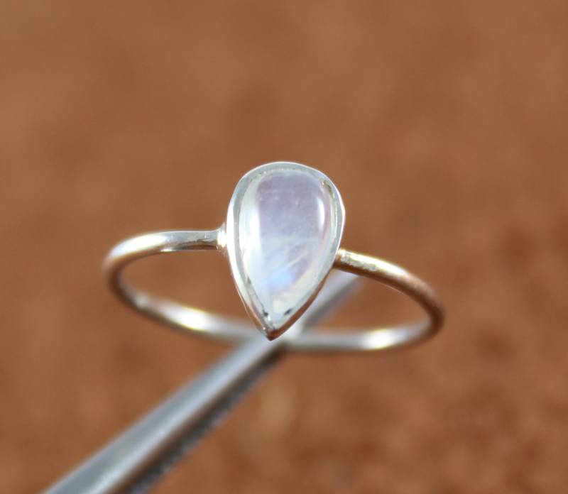 Mondstein Regenbogen Ring in Goldfarbe von Tarageminternational