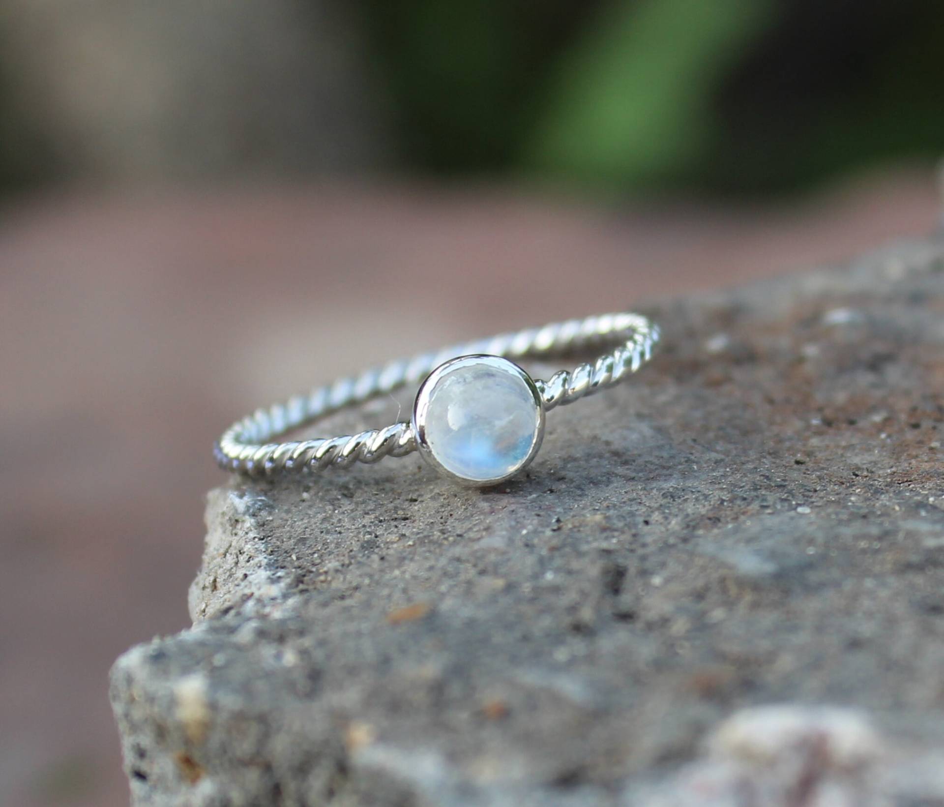 Mondstein Ring Handgemachte Sterling Silber Twisted Band von Tarageminternational