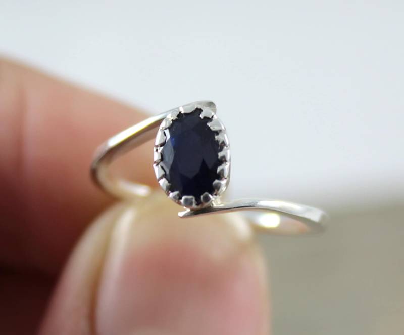 Blauer Saphir Ring 925 Sterling Silber Twist Band, Handgemachter Versprechensring von Tarageminternational