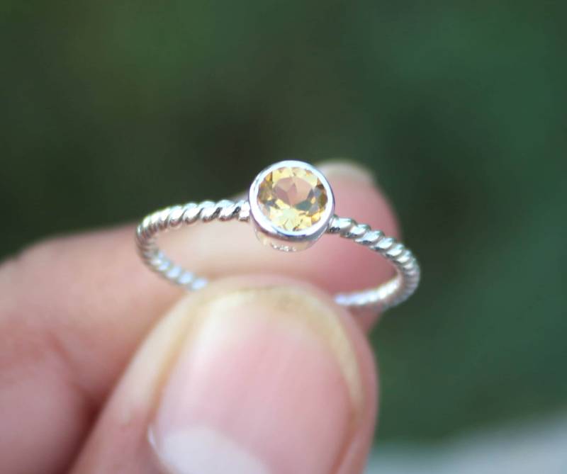 Natürliche Citrin Sterling Silber Ring - Twisted Band, Handgemacht von Tarageminternational