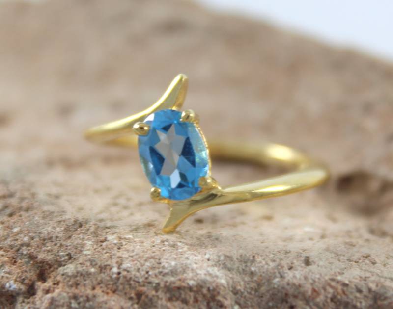 Blautopas Goldring 14K/18K Ovaler Edelstein Stapelring von Tarageminternational