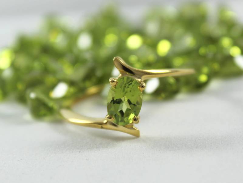 Natürlicher Peridot Goldring - 14K 18K Gold 5 X 7 Oval Cut Handgemachter Geburtsstein Schmuck Alle Größen 3- 13 von Tarageminternational