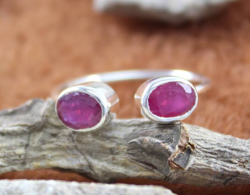 Handgemachter Sterling Silber Rubin Ring Oval Geschliffener Edelstein Schmuck von Tarageminternational
