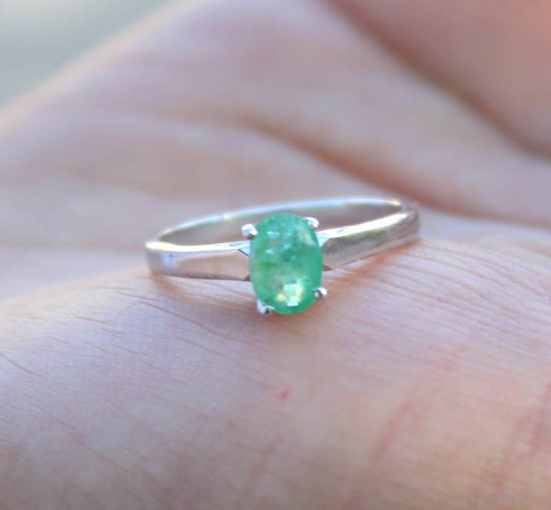 Natürlicher Smaragd Sterlingsilber Ring Mai Geburtsstein, Krappenfassung von Tarageminternational