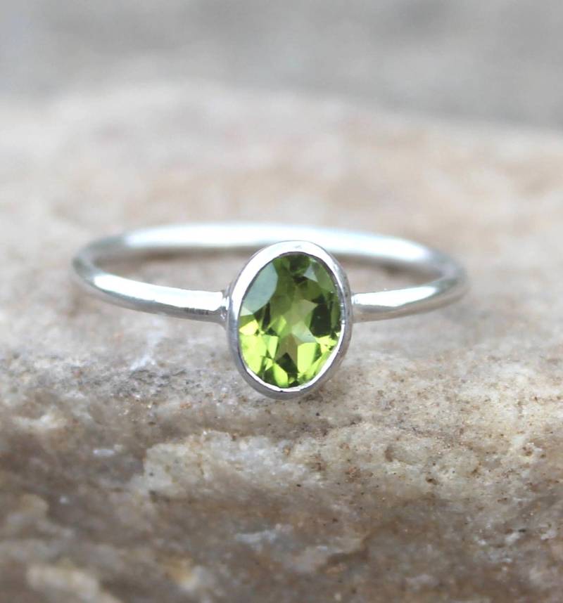 Oval Peridot Solitaire Ring Sterling Silber Damenring von Tarageminternational