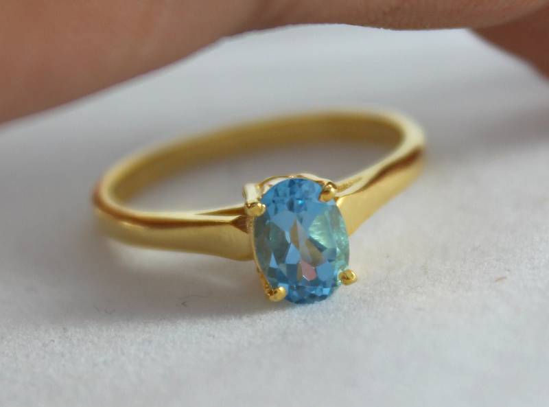 Handgemachter 14K Gold Blautopas Ring Ovaler Edelstein-Verlobungsring von Tarageminternational
