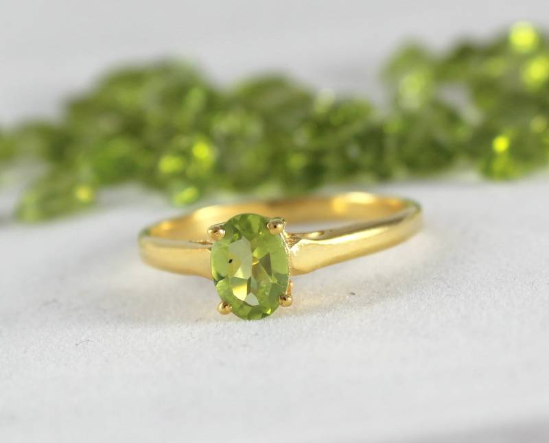 Prong Set Peridot Goldring Handgemachter Schmuck Gold Ring Verlobungsring Birthstone 14K 18K Gelb Rose Weiß von Tarageminternational