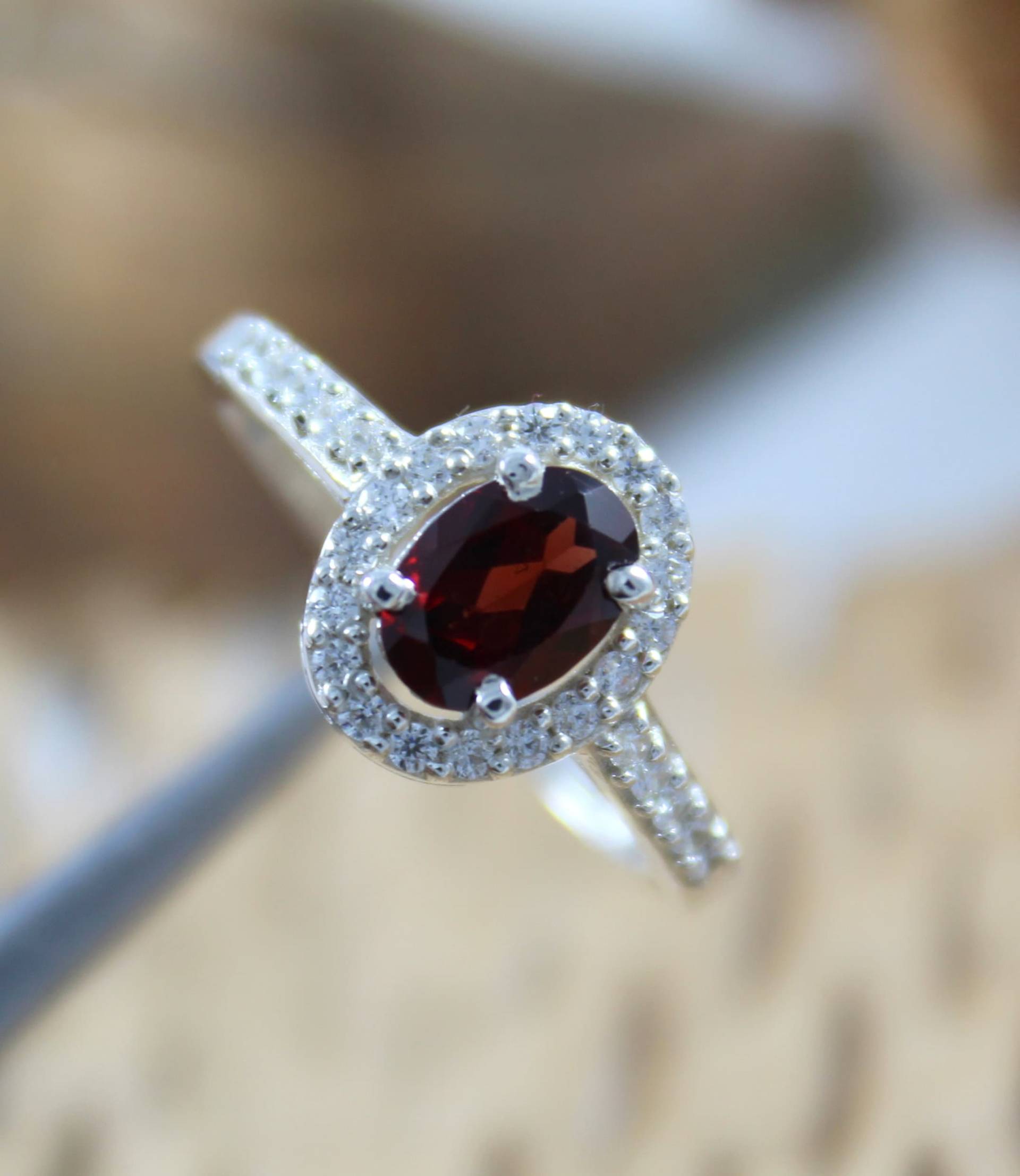 Roter Granat Ring 925 Sterling Silber, Cubic Zirkon Halo, Handgemacht von Tarageminternational