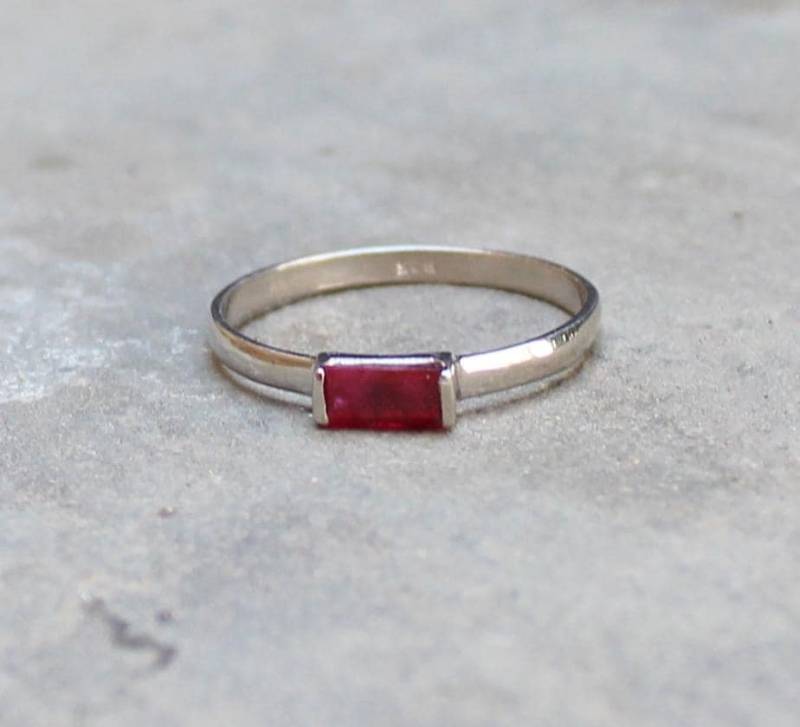 Rubin Ring, Echte Baguette Winzige Silber Einstein Minimalist Roter Edelstein Ring von Tarageminternational