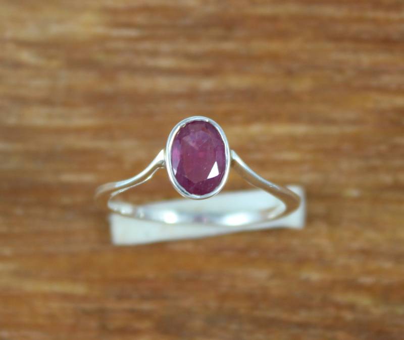 Rubin Silberring - Natürlicher Gf 925 Sterling Silber 5 X 7 Ovalschliff Handgemachter Schmuck Versprechensring Geburtssteinring von Tarageminternational