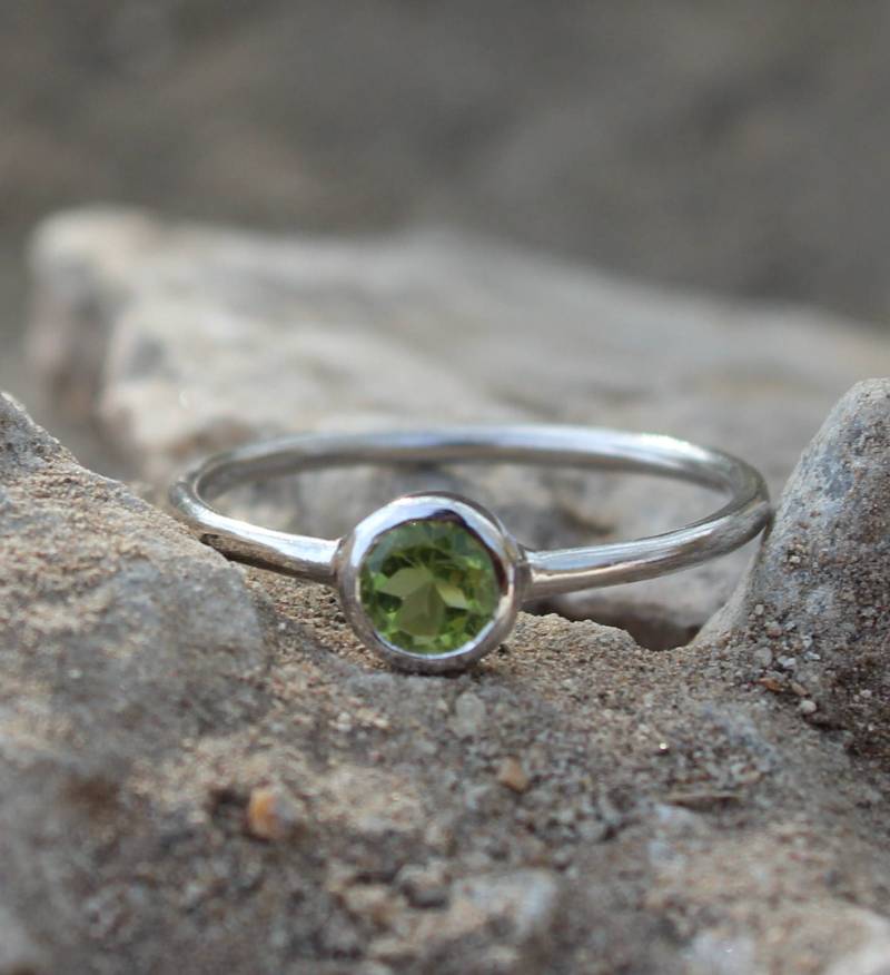 Rund Peridot Sterling Silber Ring Lünette Set Birthstone von Tarageminternational