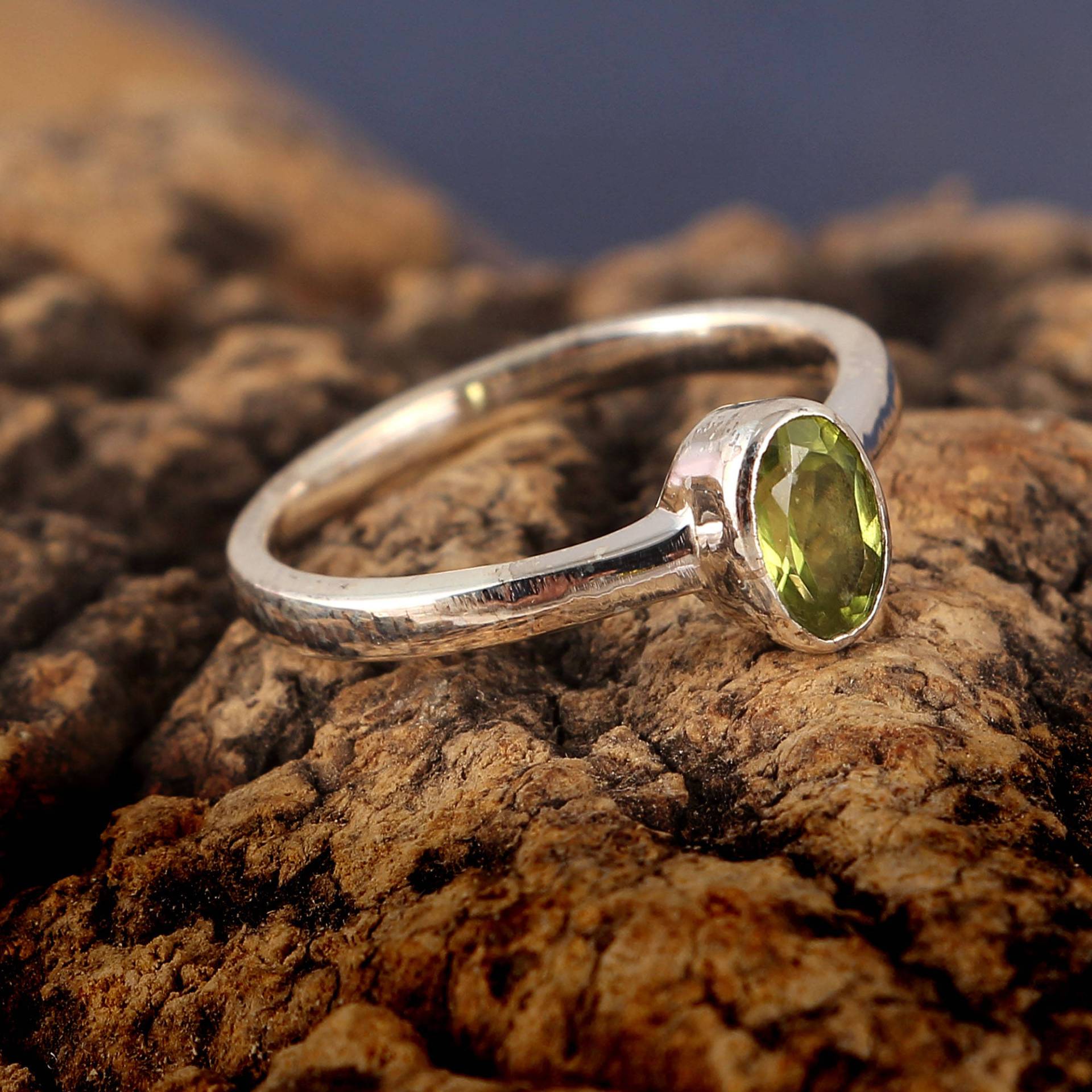 Schlichter Peridot Ring, Handgemachter Schmuck, 925 Sterling Silber, Natürlicher Geschenk Für Sie, Frau, Silber Schmuck von Tarageminternational