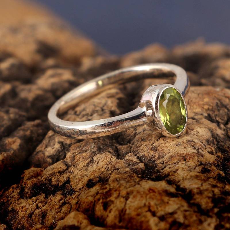 Schlichter Peridot Ring, Handgemachter Schmuck, 925 Sterling Silber, Natürlicher Geschenk Für Sie, Frau, Silber Schmuck von Tarageminternational