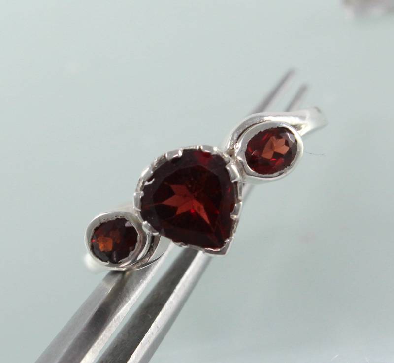 sterling Silber Granat Ring Herz & Ovaler Edelstein Versprechensring von Tarageminternational
