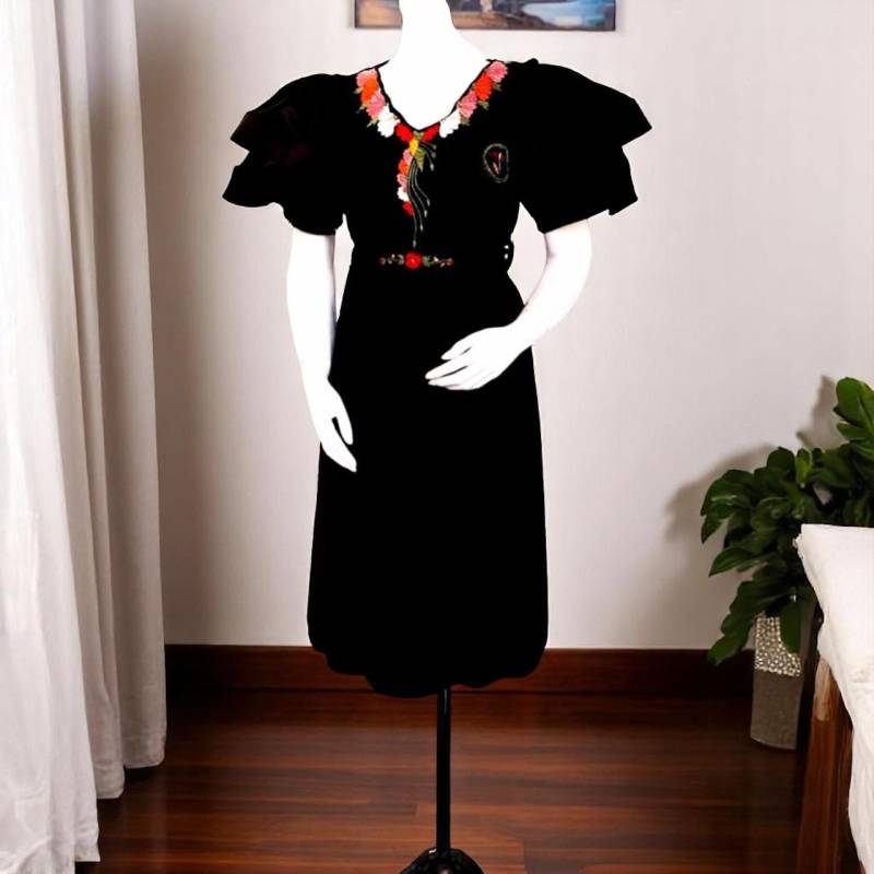 Damenkleid Aus Samt Mit Handstickerei | Samt-Damenkleid Damenkleid Aus Samt Mit Handstickerei | Samt-Damenkleid von Taranaag