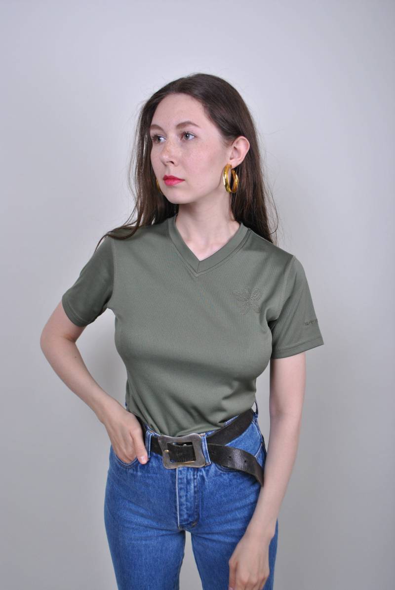 90S Khaki Grünes V-Ausschnitt-T-Shirt Mit Blumen-stickerei, Größe S von TarasCommon