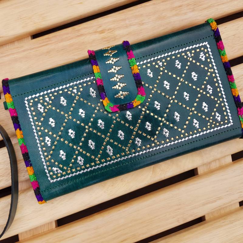 Womens Hand Punzierte Leder Wristlet Wallet Bestickte Grüne Boho Clutch Bag von TariniBags