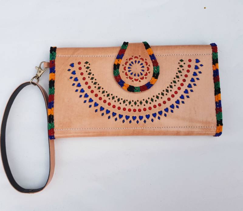 Handpunzierte Leder Geldbörse Große Boho Clutch von TariniBags