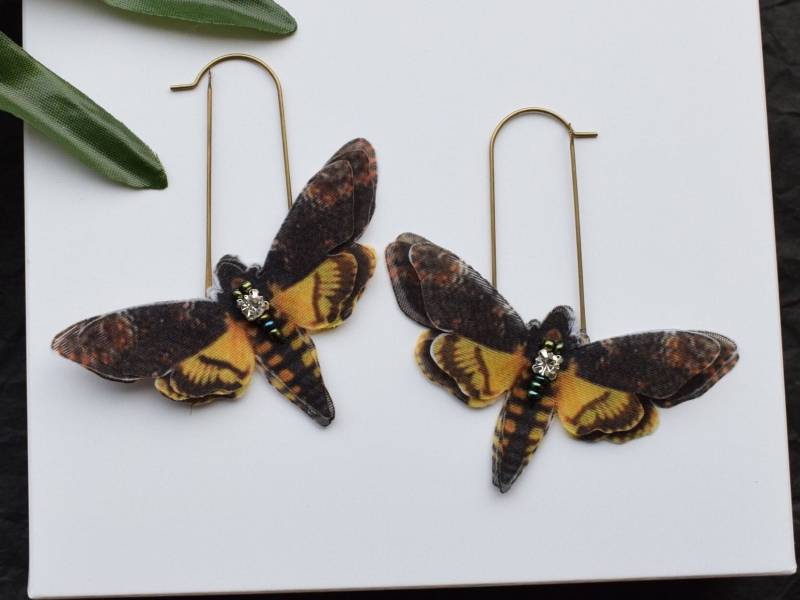 Hawk Moth Seide Schmetterling Tropfen Ohrringe - Totenkopf Motte Insekten Schmuck von TarnavskayaStudio