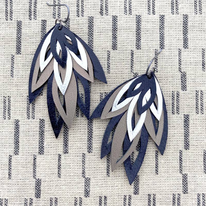 Hand Geschnitten Leder Ohrringe Schwarz Silber Bronze Hand Geschnitten Leder Ohrringe Schwarz Silber Bronze von TarynMcCabeIs