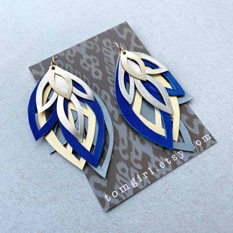 Marine, Grau Und Metallic Leder Ohrringe Marine, Grau Und Metallic Leder Ohrringe von TarynMcCabeIs