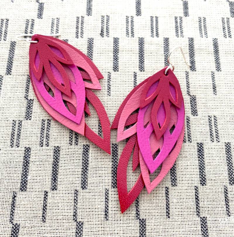 Rotes Leder Multi Layer Blatt Ohrringe von TarynMcCabeIs
