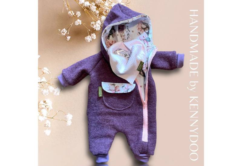 Taschen4life Overall Baby Wollwalk Overall Brombeere/Cassis (inkl. Musselin Halstuch) mit Reißverschluss, Handmade by Kennydoo, Motiv Sleepy Mouse von Taschen4life