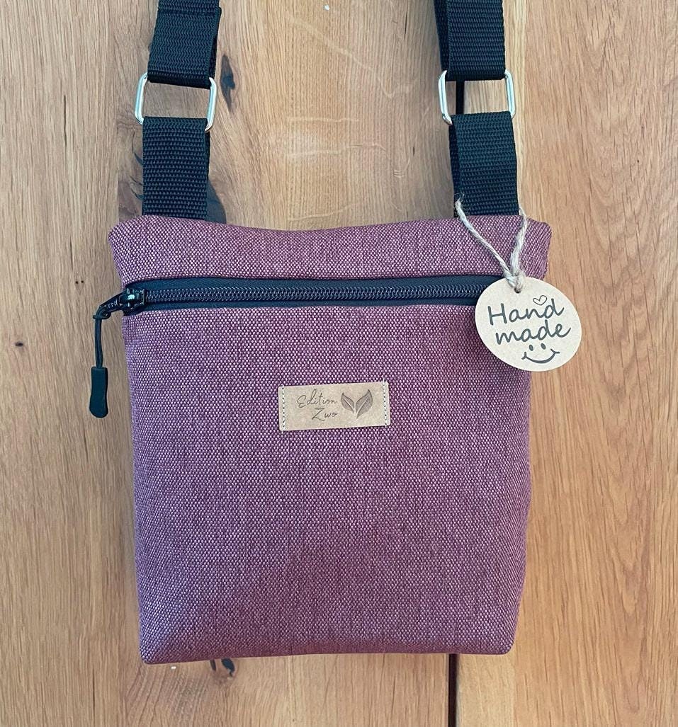 Kleine Beerefarbene Crossbody-Tasche Aus Stoff Für Den Stadtbummel, Restaurant - Oder Konzertbesuch Kleine Beerefarbene Crossbody-Tasche Aus Stoff Für Den Stadtbummel, Restaurant - Oder Konzertbesuch von TaschenAllerlei