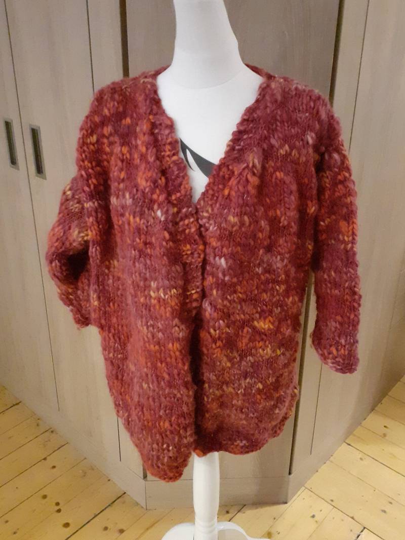 Selbstgestrickter Damen Jacke in Lila Und Rot Tönen Der Größe 44/46 Mit Dreiviertel Arm von TaschenHexeSocken
