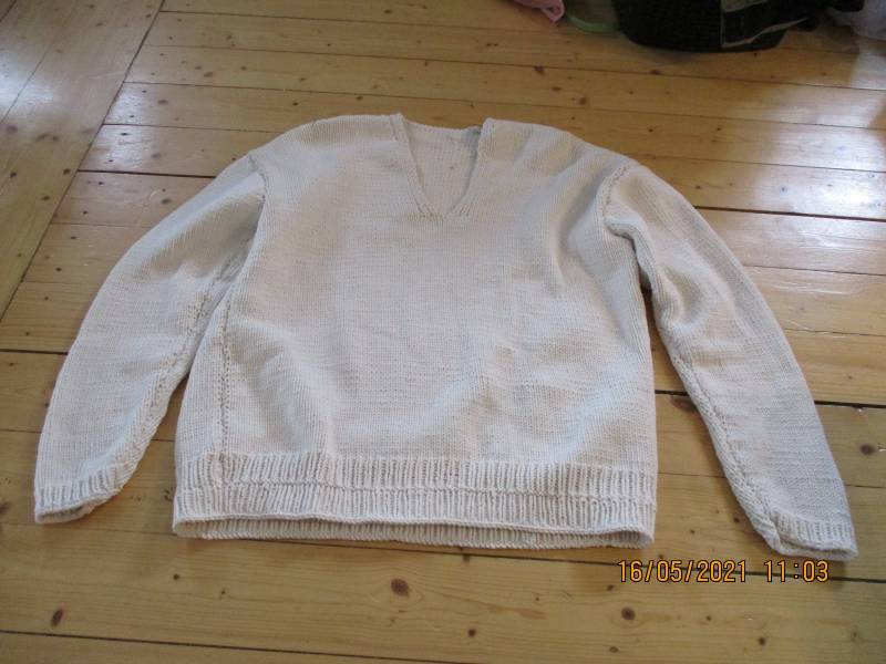 Toller Selbstgestrickter Weißer Pullover Mit V Ausschnitt in Der Größe 44/46 Neu Und Ungetragen von TaschenHexeSocken