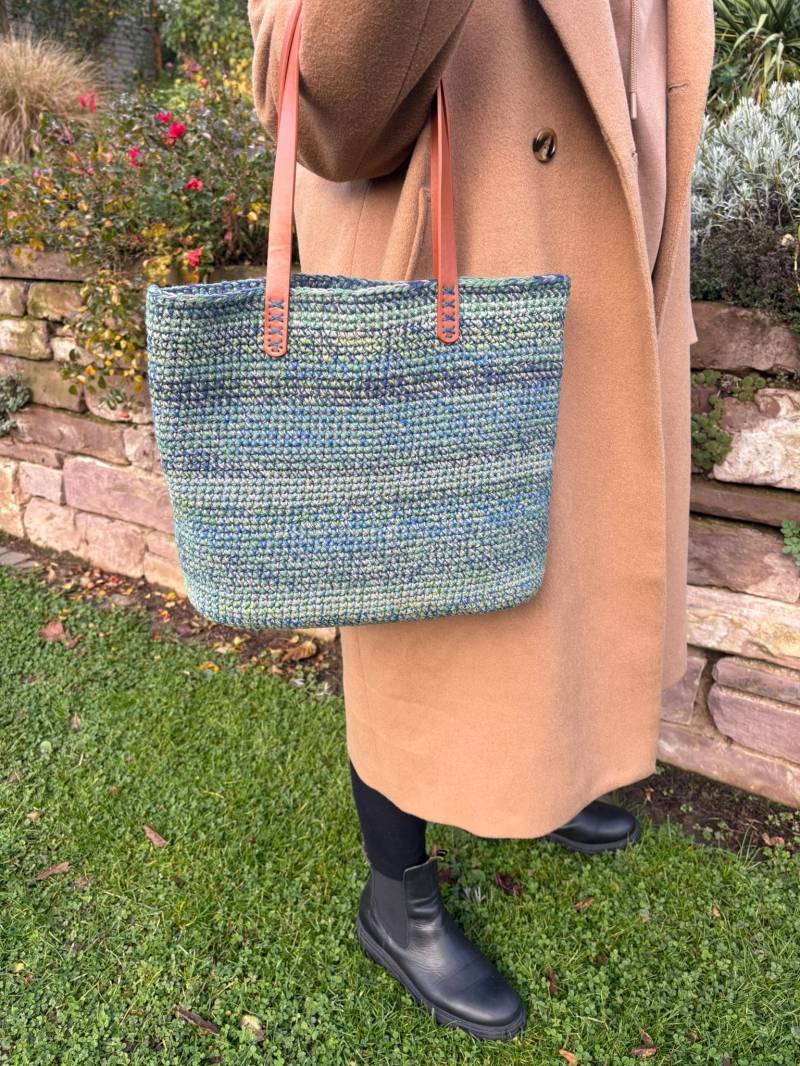 Häkeltasche-Grün Blau Beige-36x30x9-Häkeltasche Aus Baumwolle-stabile Einkaufstasche-Schultertasche-Damentasche-Geschenkidee-Tragetasche von TaschenMitHerz