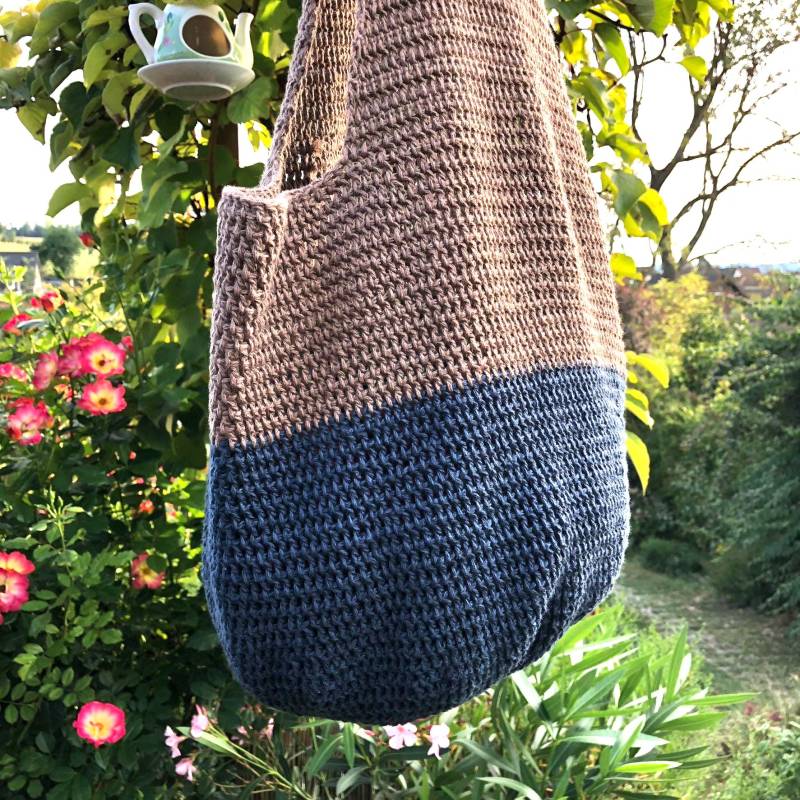 Hobo Bag-Häkeltasche Taupe-Blau-Häkelbeutel-Einkaufstasche-Schultertasche-Weihnachtsgeschenk-Umhängetasche-Großer Shopper-Geschenkidee von TaschenMitHerz