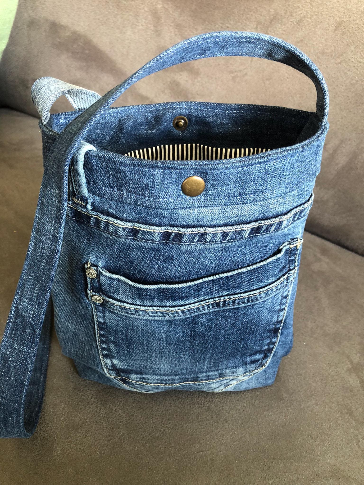 Jeanstasche-Cross Body Bag-Upcycling-Schultertasche-Jeanstasche-Handarbeit-Unisex-Umhängetasche-Weihnachtsgeschenk-Kleine Blaue Jeanstasche von TaschenMitHerz