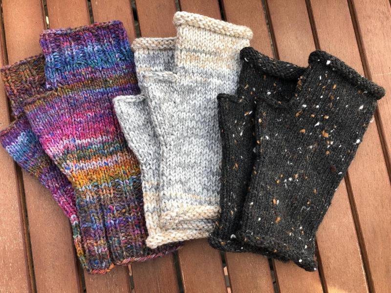 Selbstgestrickte Armstulpen-Pulswärmer-Marktfrauenhandschuhe-Fingerlose Handschuhe-Nikolausgeschenk-Weihnachtsgeschenk-Geburtstagsgeschenk von TaschenMitHerz